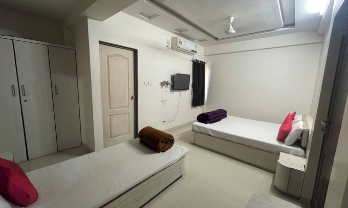 Rajula Hotel | Hotel Narayan Executive Gujrat