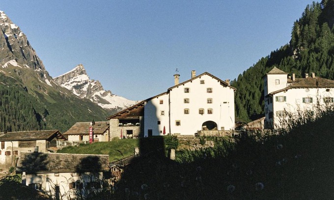 Spluegen Hotel | Hotel Weiss Kreuz