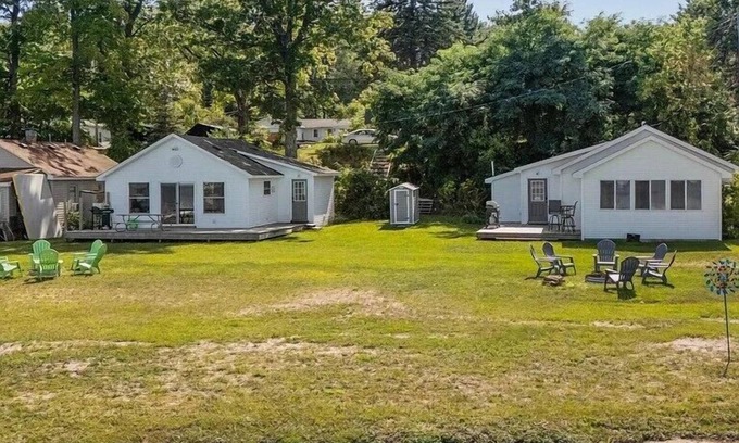 Houghton Lake Complejo | Houghton Lake Sunrise & Sunset: (Sleeps 10 Total!) Two Cottages right on Houghton Lake!