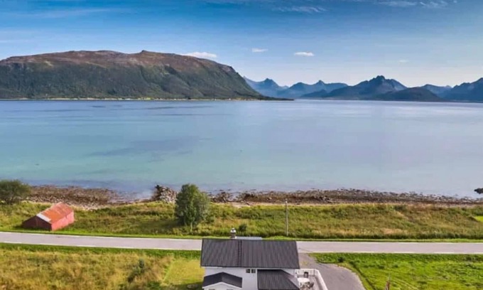 Andoy Casa | House by the fjord with whirlpool