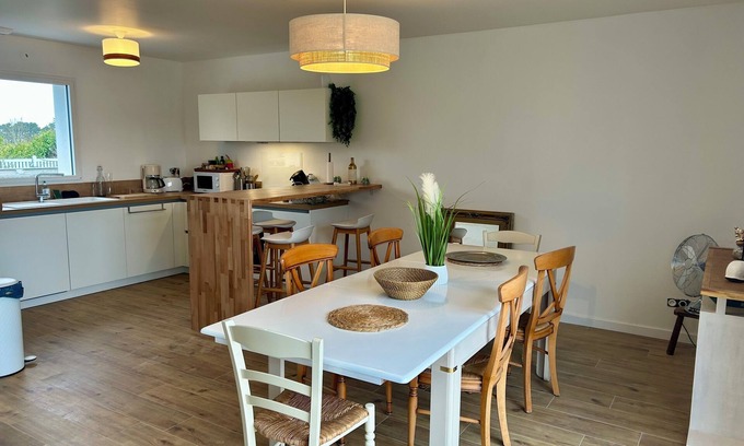 Groix Casa | House for 10 people, ideally located between the landing stage, the village and the beaches.