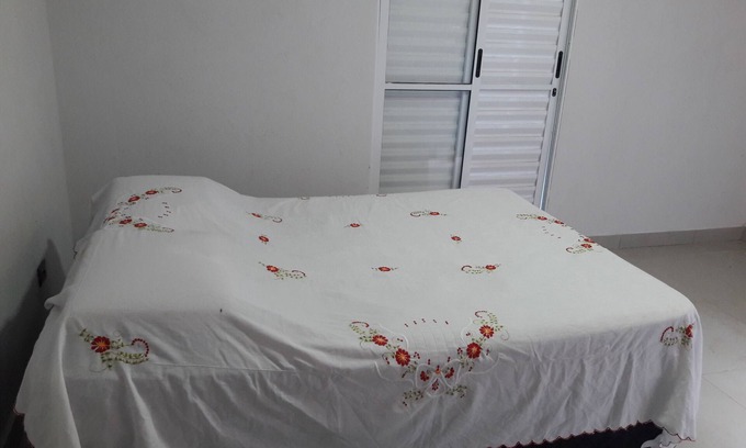 Pontal da Cruz Casa | House for 9 people large living room 2 balconies tv Netflix wi-fi beautiful beach