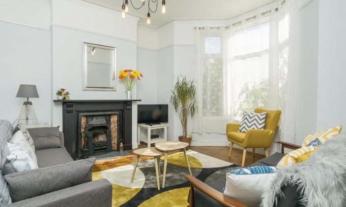 Adamsdown Casa | House for Families or Groups near Cardiff City Centre