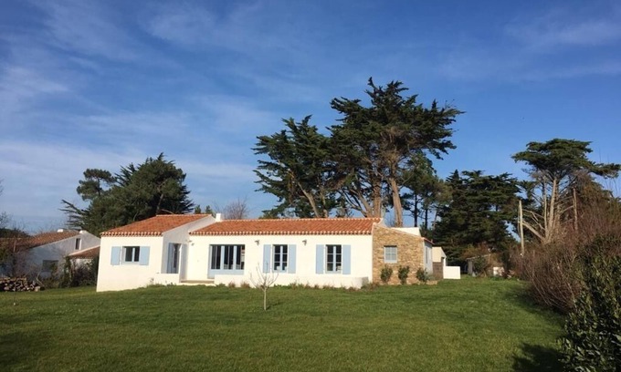 Ile d'Yeu Casa | House in large quiet garden, sailing school and beaches within walking distance