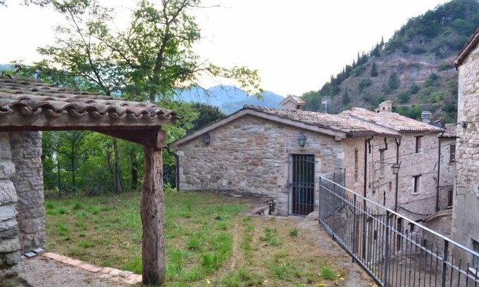 Piobbico Casa | En el PUEBLO MEDIEVAL, INDEPENDIENTE con JARDÍN al pie del CASTILLO DE BRANCALEONI