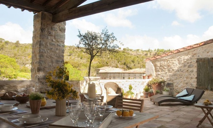 Lagrasse Casa | House La France -Terrace Apartment. RIVERSIDE home overlooking the river Orbieu