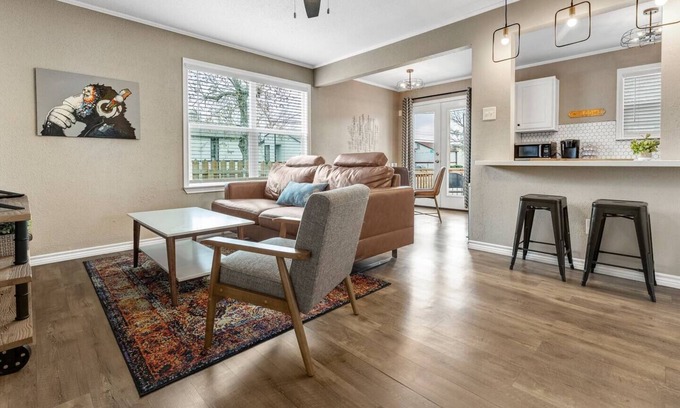 College Station Apartamento | House-O-Blues: First Floor, Walk to A&M, King Beds