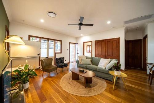 Annerley Casa | House of Fairy Wren -Charming Queenslander Cottage mins drive to Brisbane CBD and Gabba Stadium!