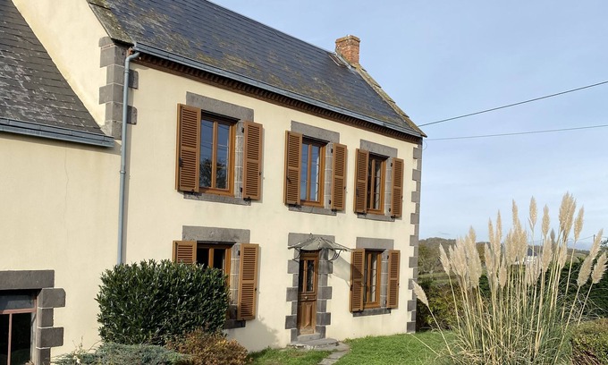 Genouillac Casa | House sleeps 8/10 with enclosed grounds. Pets welcome!