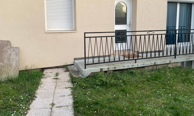 Goussainville Casa | House with garden and veranda