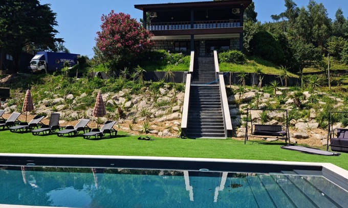 Bouro Chalet De Esquí | Casa con piscina y jacuzzi privados cerca de Gerês