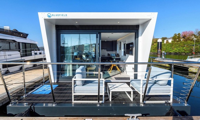 Kinsale Alquiler De Eote | Houseboat at Castlepark Marina, Kinsale Unique on the water living experience