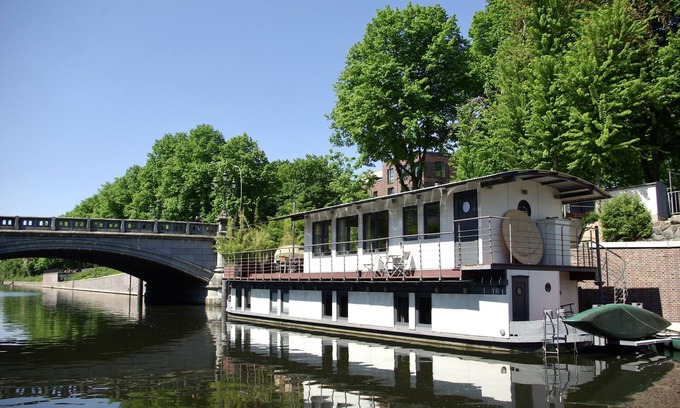 Barmbek-Sued Alquiler De Eote | Casa flotante en el centro de Hamburgo en lugar de casa unifamiliar con jardín directamente en el agua