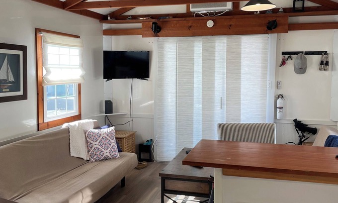 Fox Point Alquiler De Eote | Houseboat in Providence!