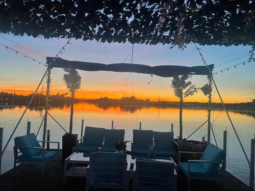 Liepaja Alquiler De Eote | Houseboat on the water