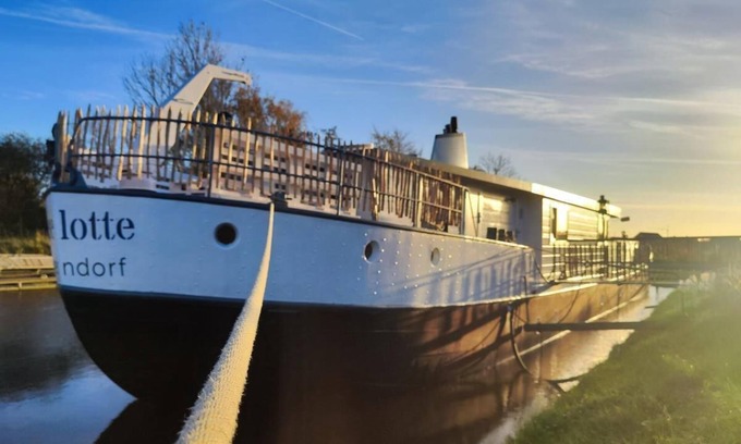 Otterndorf Alquiler De Eote | Houseboat with hot tub, sauna, wood-burning stove, air conditioning, lounge, sun deck and garden with dinghy directly behind the dike in Otterndorf