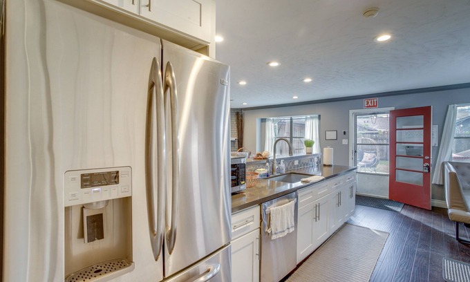 Spring Branch West Casa | Houston Home w/ Patio ~ 14 Mi to Downtown!