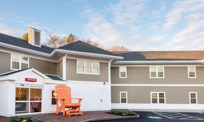 Wollaston Hotel | Howard Johnson by Wyndham Quincy/Boston