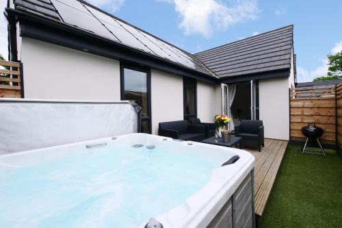 York Casa | Hoxne Cottages - Sunflower Cottage with private hot tub
