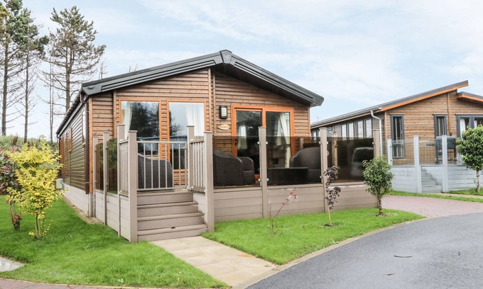 Runswick Bay Cabaña | HUCKLEBERRY, pet friendly, country holiday cottage in Staithes