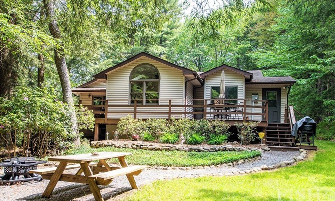 Eagles Mere Cabaña | Huckleberry Hollow - Robin Real Estate