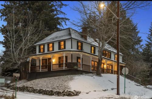 Roslyn Hotel | Huckleberry House