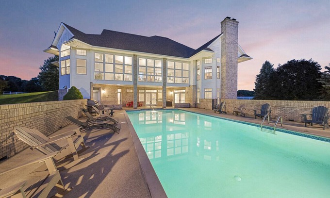 McHenry Casa | HUGE Crystal Lake 7 Acre Ranch w/Pool & Hot Tub