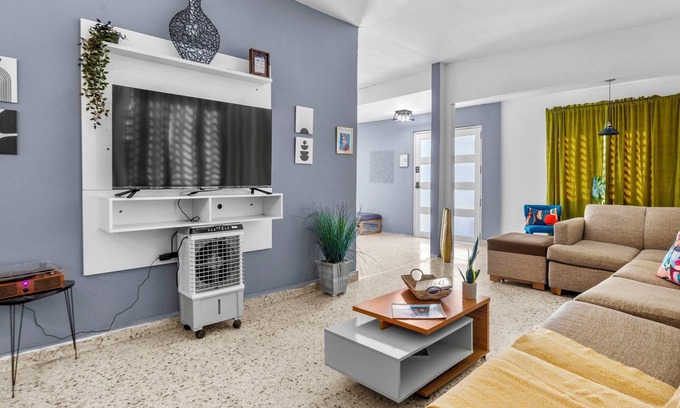 Cangrejo Arriba Apartamento | Skip Stress Be @ 4 Min AirPort & Beach .Huge Home Solar Panels & Jacuzzi & Pool