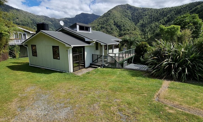 Duncan Bay Casa | Humilde Kiwi Bach en la hermosa Bahía Duncan