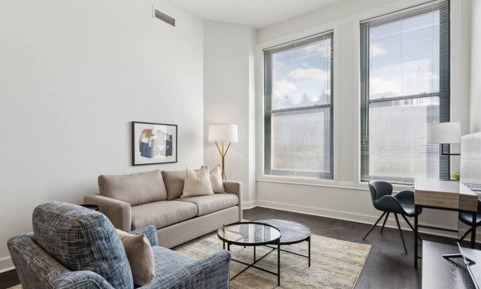 Downtown Pittsburgh Hotel | Iconic Landmark Stay | Spacious Apartment w/Kitchen | Walk to Point State Park