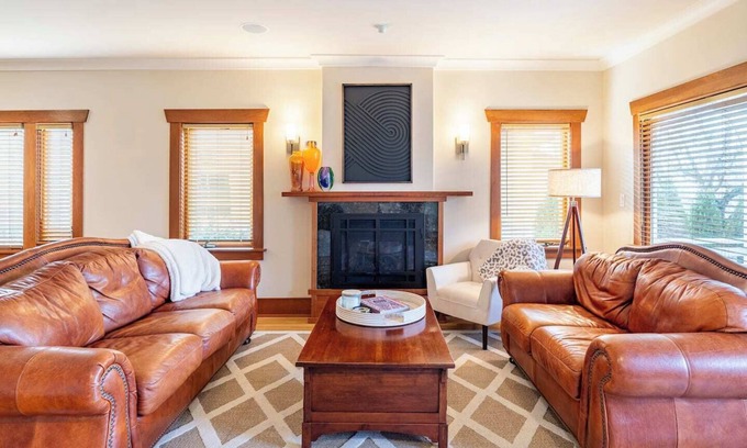 West Queen Anne Casa | Ideal location - Downtown: 5 mins. Well-appointed with everything + Chef's Kitchen