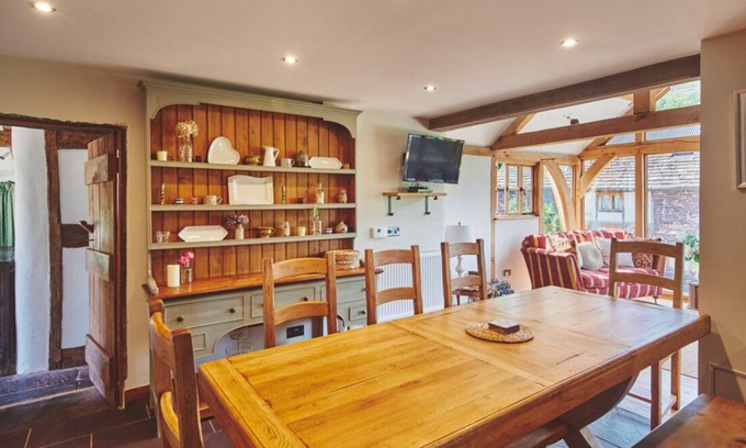 Longtown Otro | Idyllic 17th Century Farmhouse with Glorious Mountain Views