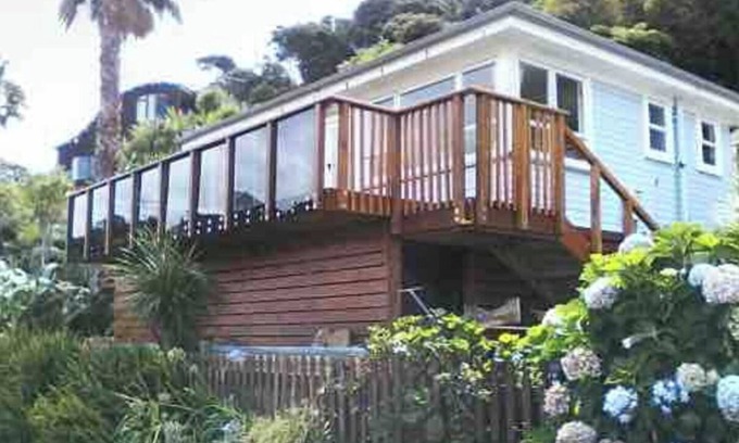 Doubtless Bay Cabaña | IkaRua Cottage - Idyllic waterside cottage with stunning views of the harbour.