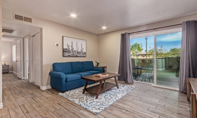 Village Grove Condominio | Immaculate 2 Bd Old Town Condo