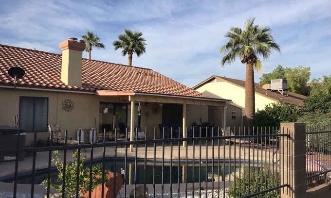 Glendale Casa | Inmaculada casa con piscina y jacuzzi, en el campo de golf, cerca del estadio