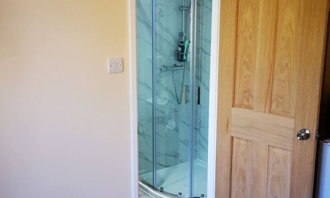 Eastleigh Cabina | Impeccable 1-Bed Lodge in Eastleigh