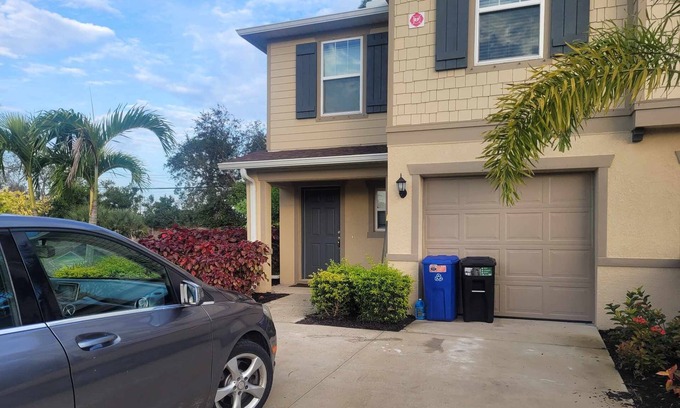 North Fort Myers Cabaña | In a gated pool & Lakeside community. Close to I75 , beaches, famous downtown.