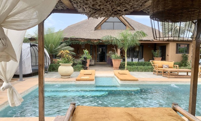 Nianing Villa | En un entorno idílico, interior refinado, estilo étnico chic e industrial.