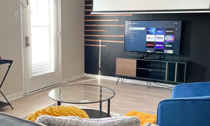 Castleton Apartamento | In-home Projector| BohoLux Suite