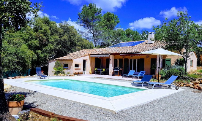 Flayosc Villa | En el corazón de 4600m2 de robles, tranquilo: piscina, tenis, petanca, privado.