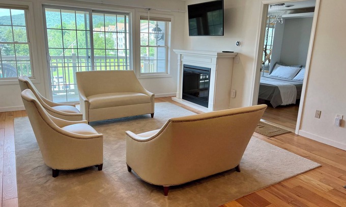 Hancock Complejo | In the HEART of JIMINY PEAK MOUNTAIN RESORT slope side, shopping restaurants