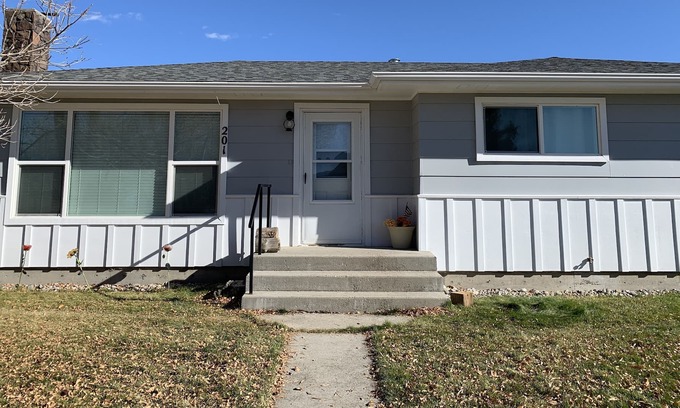 Sheridan Casa | In town location with easy access to shopping, restaurants, and bars.