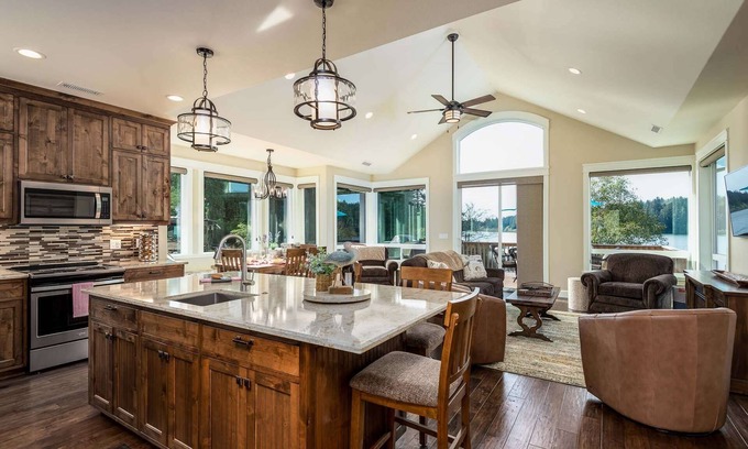 Florence Casa | ¡Nueva construcción! Increíble casa frente al lago con muelle privado seguro para complacer a toda la familia.