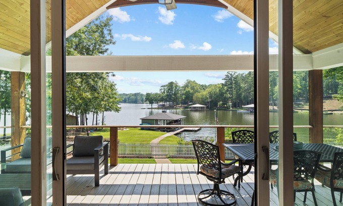 Eatonton Casa | Incredible Lakefront Sunsets at the completely renovated Paradise Pointe
