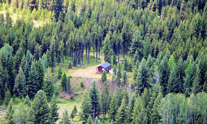 Polebridge Cabina | Increíbles vistas a la montaña a solo unos pasos del río Flathead