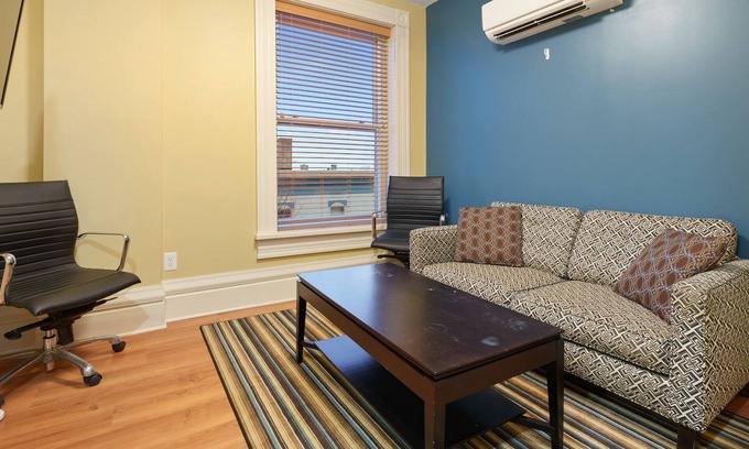 St. Clairsville Casa | Indulge in the Charming and Captivating Ambiance of Clarendon WV Condo 307