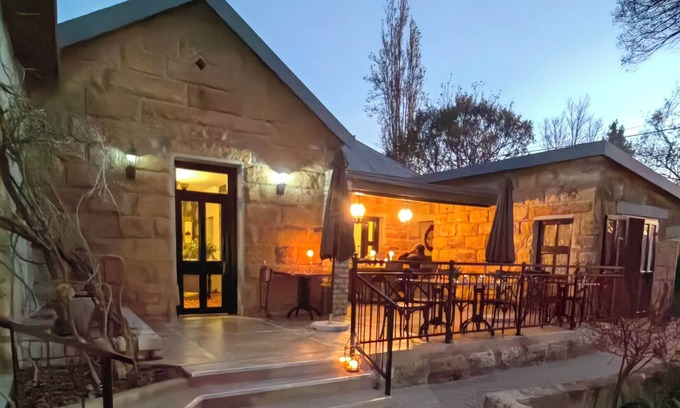 Fouriesburg Hotel | Ing at Sandstone