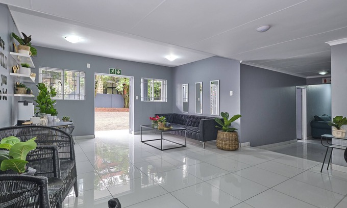 Greater Johannesburg Metropolitan Area Hotel | Inn & Out Sandton