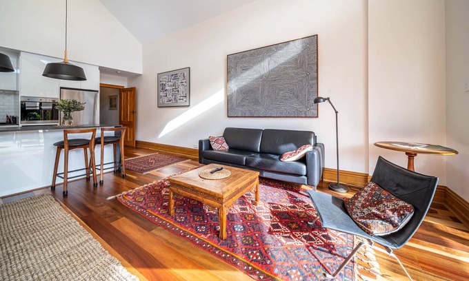 Adelaide Central Business District Cabaña | Inner City art House