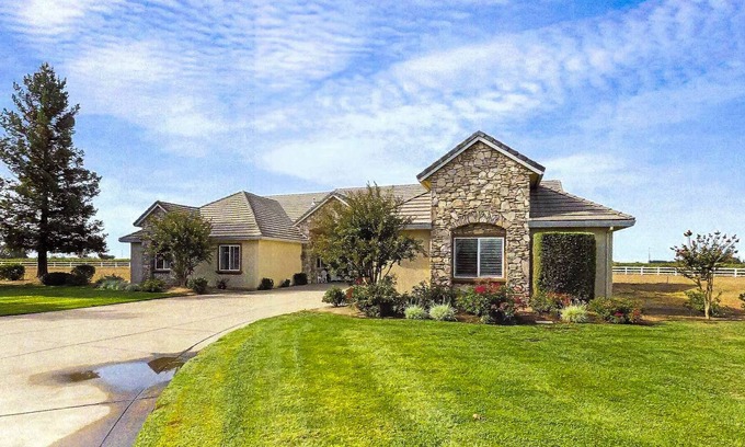 Victor Casa | Inviting Home on 2.5 acres, Near Vineyards